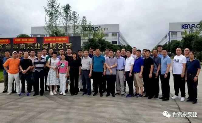 与会人员在遵义兰州昊昊影像技术有限公司有限公司大门口合影留念